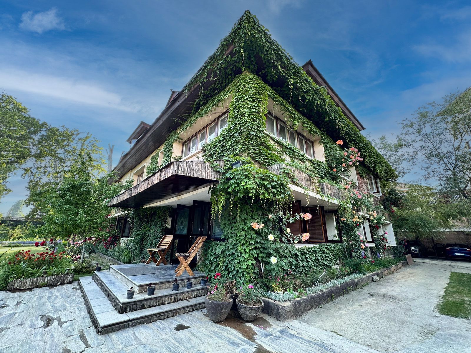 Exploring the History of Jhelum Kinare: A Legacy of Kashmir's Cultural Elegance